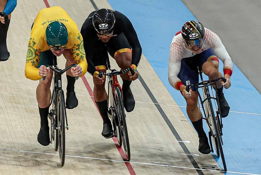 Shah Firdaus (tengah) ketika beraksi dalam suku akhir acara keirin lelaki pada Sukan Olimpik Paris 2024.