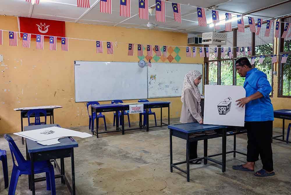 Petugas SPR melakukan persiapan bagi saluran undi untuk hari pengundian bagi PRK DUN N.43 Nenggiri di Sekolah Kebangsaan Pulat. Foto Bernama