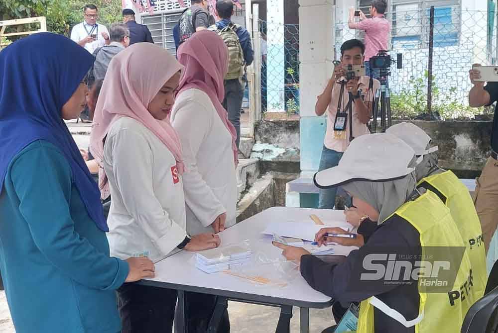 Pemilih mendaftar untuk membuang undi pada PRK Nenggiri sebaik Pusat Mengundi Tabika Sri Bakawali, Kampung Bertam Lama, Gua Musang dibuka pada jam 8 pagi, Sabtu.