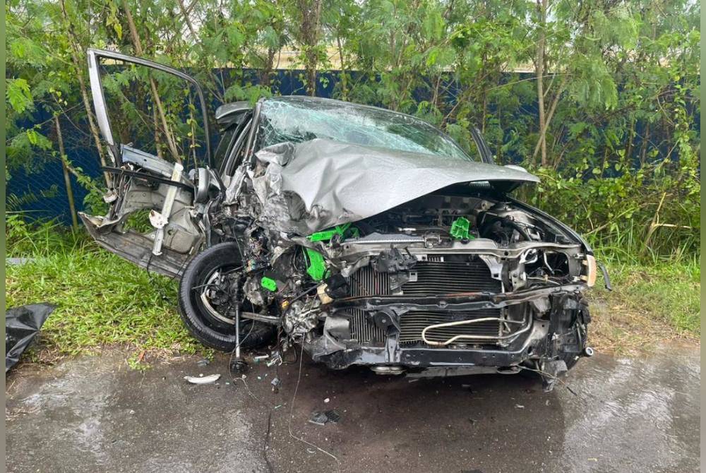 Salah sebuah kereta yang terlibat dalam kemalangan di Kilometer 10, Jalan Kluang - Teck Wah Hing pada Jumaat. Foto PDRM