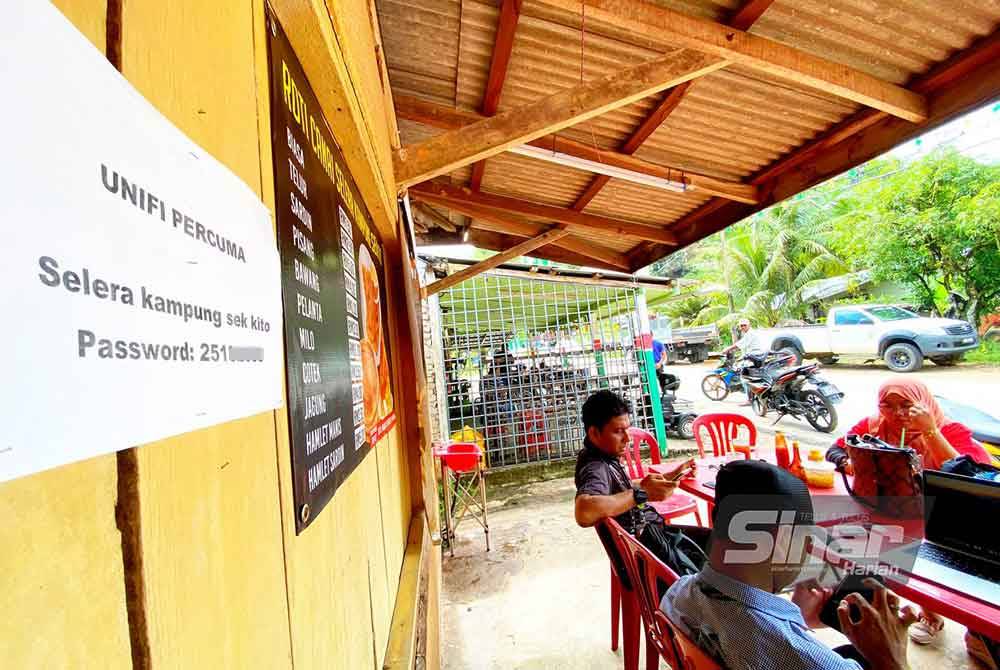 Masalah rangkaian talian internet di sekitar Dewan Undangan Negeri (DUN) Nenggiri yang lemah menyebabkan kedai kopi yang menawarkan wifi percuma menjadi tumpuan media dan orang ramai.