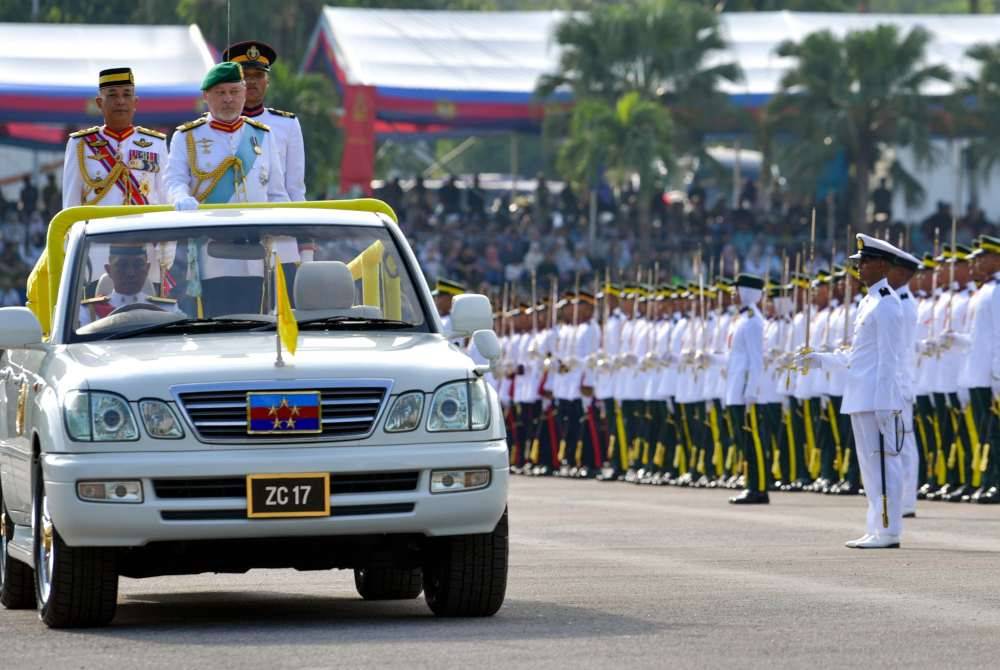 Sultan Ibrahim berkenan memeriksa kawalan perbarisan pada Istiadat Perbarisan Pentauliahan Diraja dan Pengurniaan Watikah Tauliah Pegawai Kadet Angkatan Tentera Malaysia (ATM) 2024 di Dataran Panglima Tentera Darat, Kem Perdana Sungai Besi, pada Sabtu. Foto Bernama