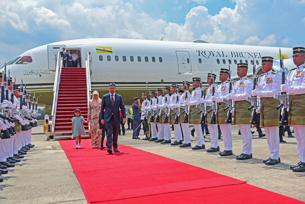 Putera Mahkota Brunei Pengiran Muda Mahkota Al-Muhtadee Billah Sultan Hassanal Bolkiah diiringi isteri Pengiran Anak Isteri Pengiran Anak Sarah berjalan melepasi kawalan kehormatan setempat daripada Batalion Pertama Rejimen Renjer Diraja (Istiadat) sebaik tiba di Pangkalan Udara Tentera Udara Diraja Malaysia (TUDM) Subang, pada Sabtu. Foto Bernama