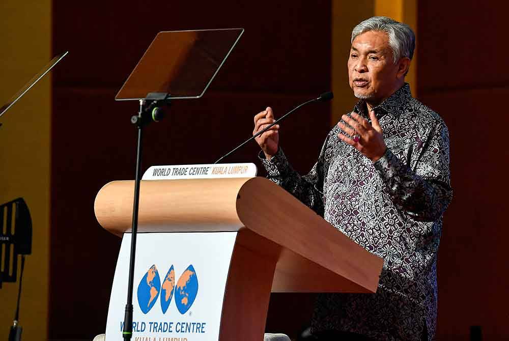 Ahmad Zahid menyampaikan ucaptama pada Program International Young Future Leaders Summit 2024 (iFUTURE 2024) di Pusat Dagangan Dunia Kuala Lumpur, pada Sabtu. Foto Bernama