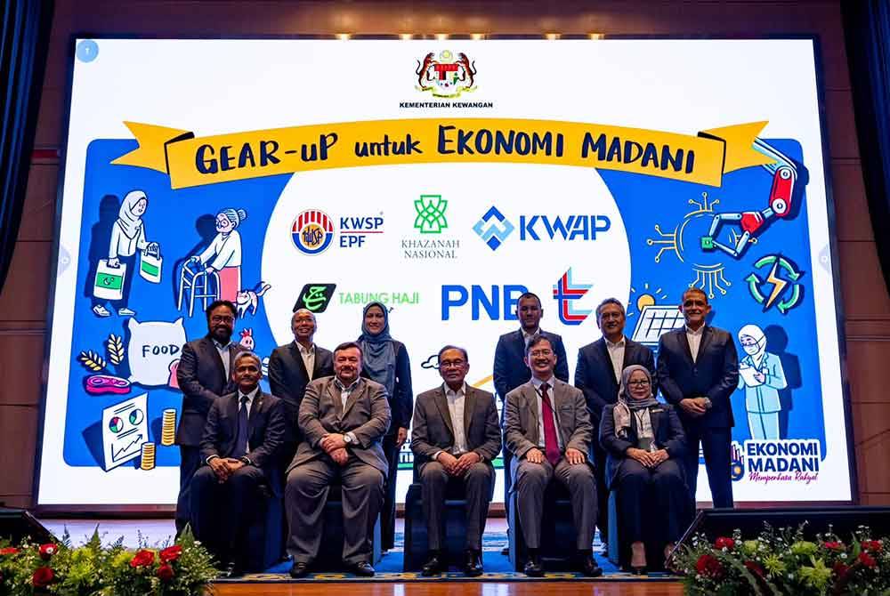 Perdana Menteri, Datuk Seri Anwar Ibrahim (duduk, tengah) ketika diberi taklimat mengenai program GEAR-uP yang menggabungkan syarikat GLIC untuk menggerakkan reformasi struktural Malaysia seperti didamba dalam kerangka Ekonomi Madani baru-baru ini. Foto Portal rasmi Kementerian Kewangan