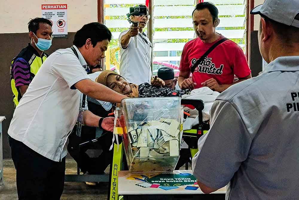 Warga emas, Wan Ropiah Ishak, 71, menunaikan tanggungjawab mengundi pada PRK DUN Nenggiri di Pusat Mengundi Sekolah Kebangsaan Jeram Tekoh pada Sabtu. Foto Bernama