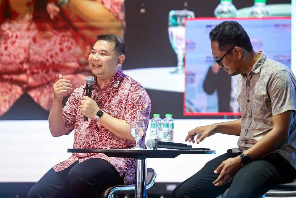 Rafizi (kiri) ketika bercakap pada forum ‘Ask Minister Anything’ sempena Program Madani Rakyat Zon Selatan di Dataran UTM pada Sabtu. - Foto: Bernama