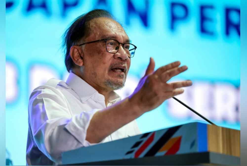 Anwar menyampaikan ucapan perasmian penutup Program Madani Rakyat Zon Selatan di Dataran Universiti Teknologi Malaysia (UTM), Skudai hari ini. Foto Bernama