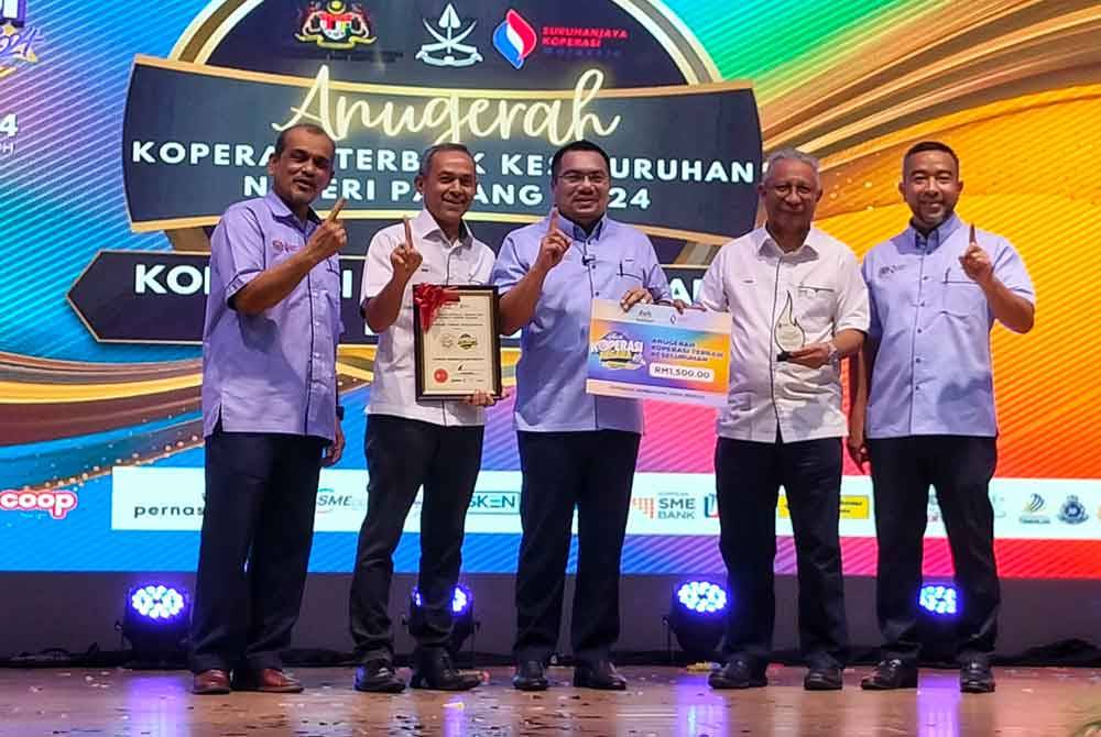 Anugerah Koperasi Terbaik Keseluruhan Pahang yang disampaikan Amizar (tengah) kepada Koperasi Serbaguna Dara Berhad