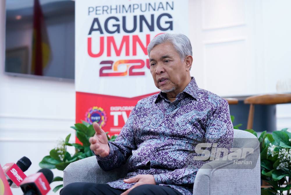 Ahmad Zahid bercakap kepada pemberita dalam temu bual berkaitan Perhimpunan Agung UMNO di Pusat Dagangan Dunia Kuala Lumpur (WTCKL) pada Sabtu. Foto Sinar Harian MOHD HALIM ABDUL WAHID