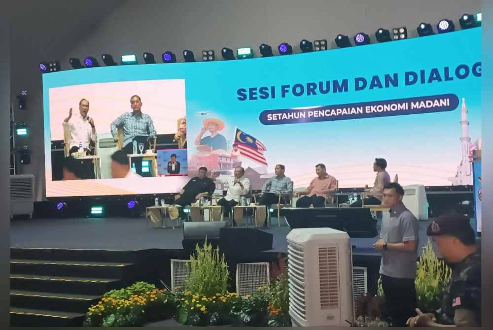 Anwar (dua dari kiri) pada Majlis Perasmian Penutup Program Madani Rakyat Zon Selatan dan Setahun Ekonomi Madani di Universiti Teknologi Malaysia (UTM), Skudai pada Sabtu.