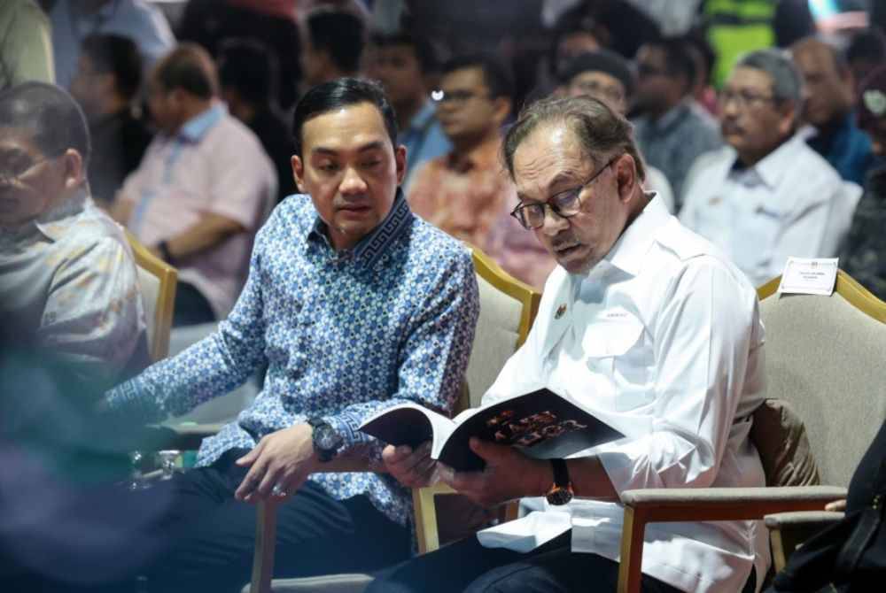 Anwar (kanan) bersama Onn Hafiz (kiri) pada Majlis Penutup Program Madani Rakyat Zon Selatan di Dataran Universiti Teknologi Malaysia (UTM), Skudai hari ini. Foto Bernama