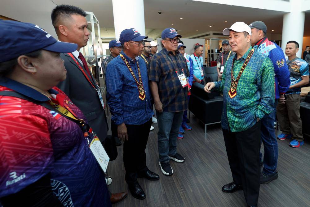 Hajiji memberikan kata-kata semangat kepada pegawai dan jurulatih pasukan Kontinjen Sabah sebaik tiba di hotel penginapan bagi perasmian Sukma ke-21 di Stadium Sarawak hari ini. Foto Bernama