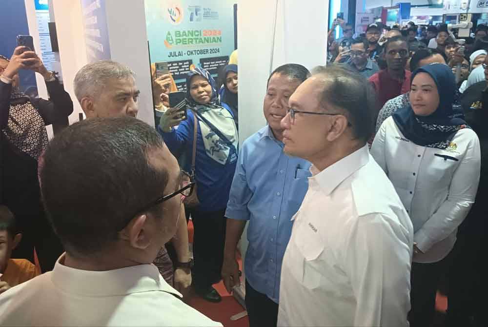 Anwar melawat reruai selepas menutup Program Madani Rakyat Zon Selatan 2024 di Dataran Universiti Teknologi Malaysia (UTM) di sini, pada Sabtu.