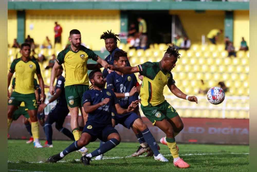 Aksi pemain Kedah ,Ebenezer Assifuah cuba mengasak gawang gol pasukan Negeri Sembilan pada Perlawanan Liga Super Kedah Darul Aman FC bertemu Negeri Sembilan NS FC di Stadium Darul Aman hari ini. - Foto: Bernama