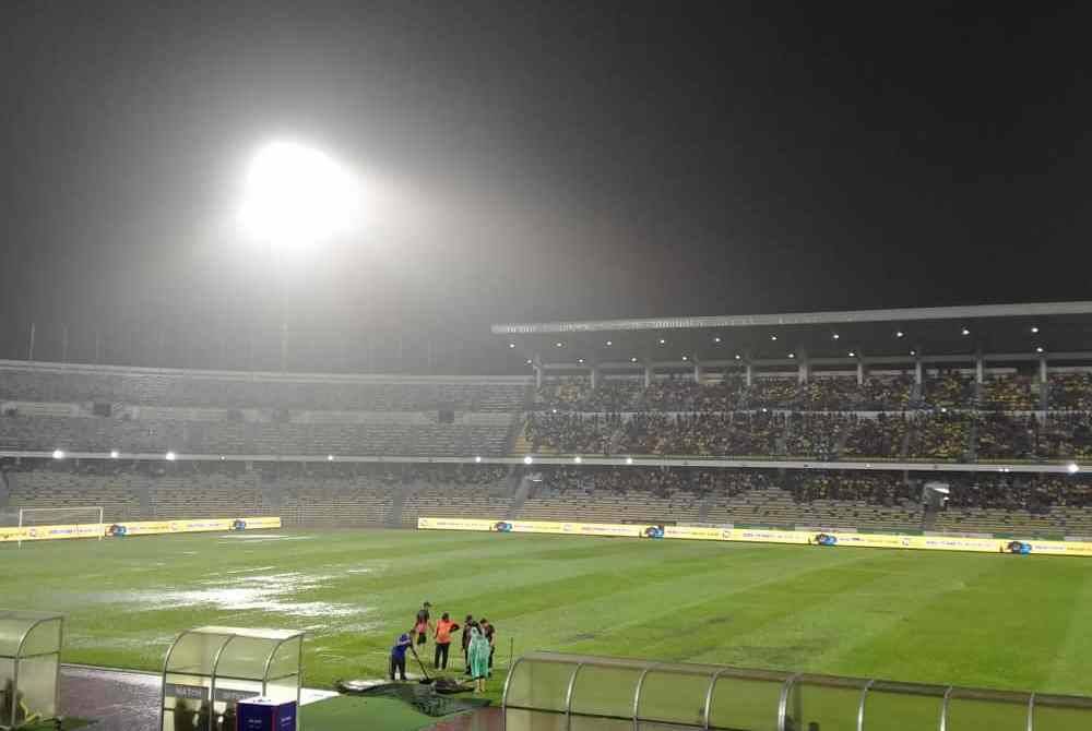 Keadaan Stadium Perak yang digenangi air akibat hujan lebat menyebabkan perlawanan Liga Super di antara Perak FC dengan JDT ditangguh selama 30 minit.