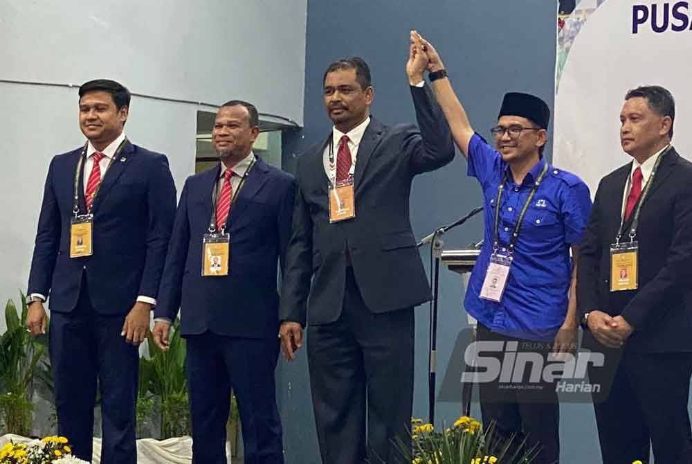 Mohd Azmawi Fikri (dua dari kanan) mendapat majoriti sebanyak 3,352 undi menewaskan calon PN, Mohd Rizwadi Ismail. Foto Sinar Harian