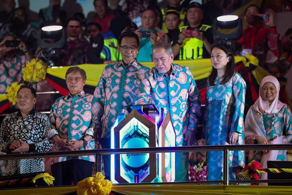 Yang Dipertua Negeri Sarawak Tun Dr Wan Junaidi Tuanku Jaafar menyempurnakan perasmian temasya Sukan Malaysia (SUKMA) Sarawak 2024 di Stadium Sarawak malam ini. Turut hadir, Premier Sarawak Tan Sri Abang Johari Tun Openg dan Menteri Belia dan Sukan Hannah Yeoh. Foto Bernama