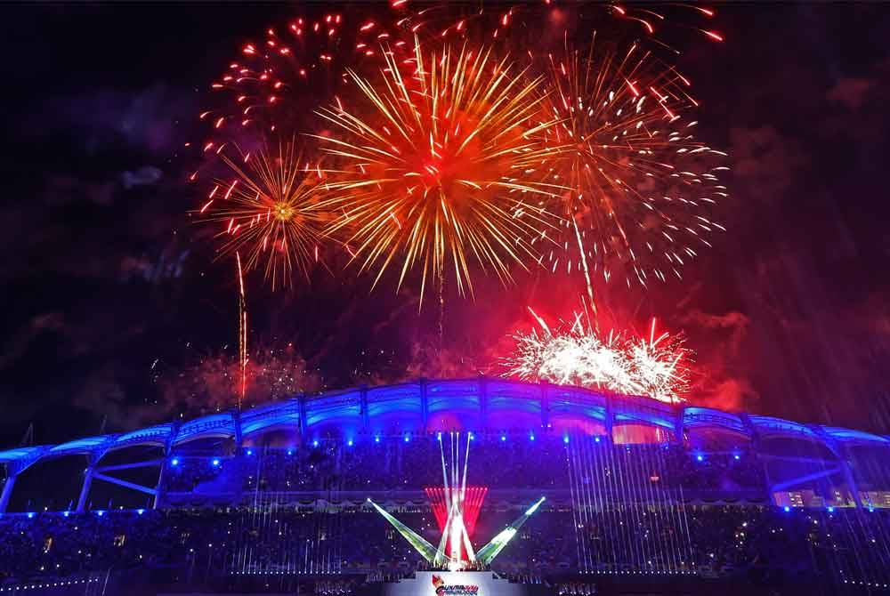 Percikan bunga api menyemarakkan suasana pada perasmian temasya Sukan Malaysia ( SUKMA ) Sarawak 2024 di Stadium Sarawak di Petra Jaya, malam ini. Foto Bernama