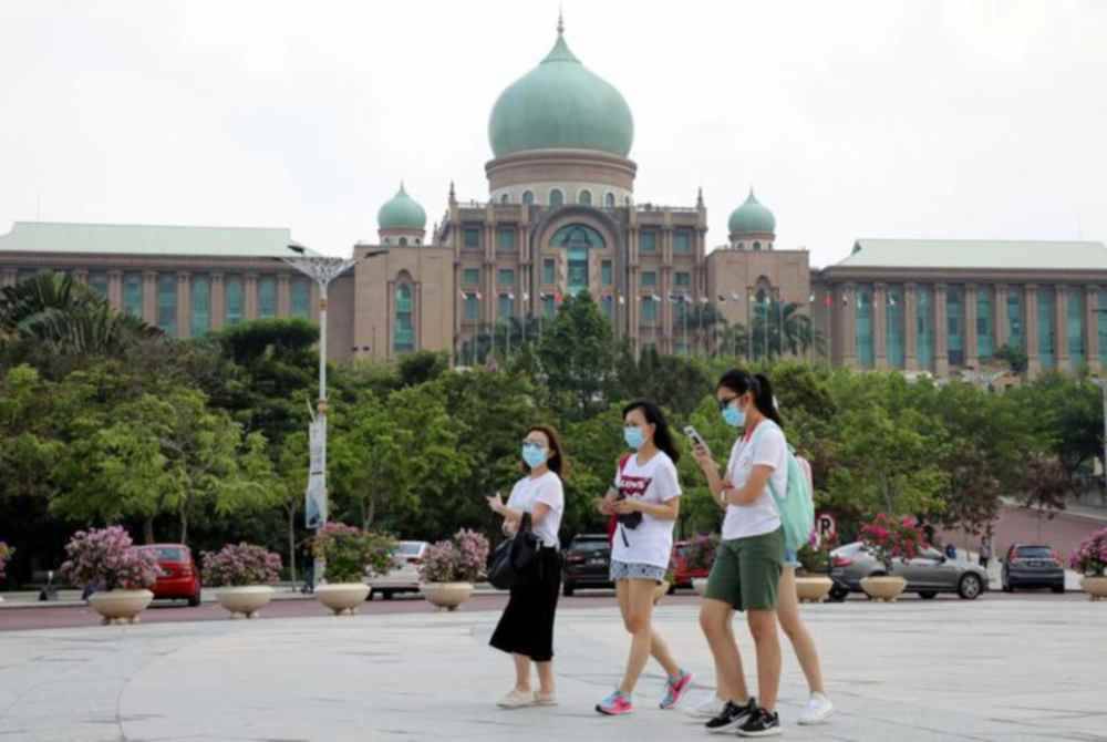 Sebagai negara yang mengamalkan ekonomi terbuka dan dasar berkecuali, Malaysia mengalu-alukan pelawat termasuk pelancong dan pelabur dari semua negara, kecuali Israel. Gambar hiasan