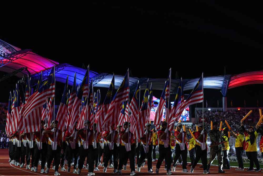 Sekitar suasana perarakan masuk panji-panji Jalur Gemilang pada Majlis Perasmian Sukan Malaysia (Sukma) Sarawak 2024 di Stadium Sarawak hari ini. Foto Bernama