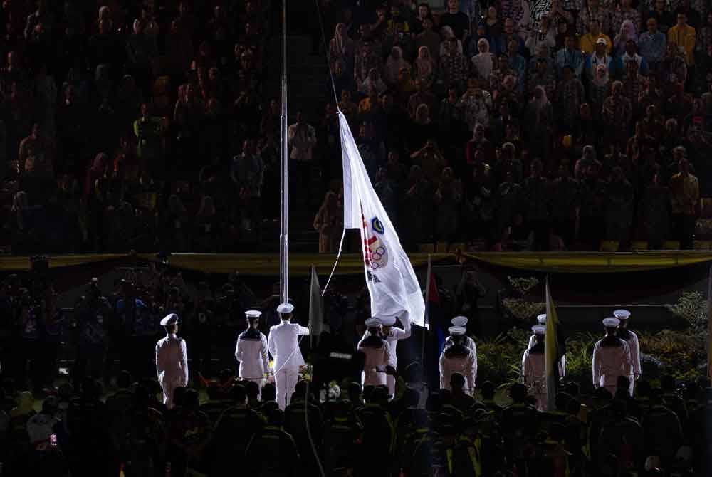 Upacara menaikkan bendera kejohanan oleh Tentera Laut Diraja Malaysia (TLDM) pada perasmian temasya Sukan Malaysia (Sukma) Sarawak 2024 di Stadium Sarawak malam ini. Foto Bernama