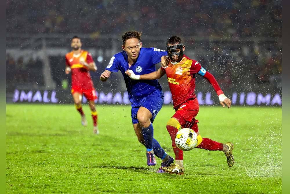 Faisal Halim (kanan) ketika menentang pasukan pilihan Singapura pada perlawanan Piala Sultan Selangor 2024 yang berlangsung di Stadium Merdeka pada Sabtu. Foto Bernama