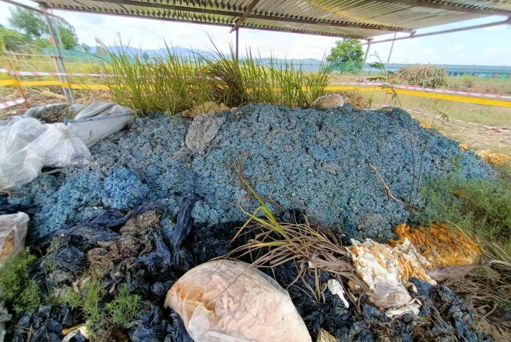 Bahan buangan disyaki sarung tangan getah dilonggokkan pada satu kawasan di Kulim. Foto JAS