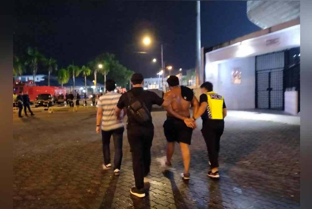 Tangkapan dilakukan selepas kesemua mereka dikesan melakukan kekecohan dan membaling botol ke arah polis yang bertugas.