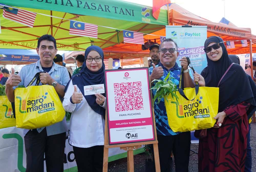 Isa (dua dari kanan) bersama Pengarah FAMA Negeri Selangor, Aiada Abdul Rashid (dua dari kiri) melancarkan Go Cashless@Pasar Tani yang diadakan di Tapak Pasar Tani Stadium Shah Alam pada Ahad./ROSLI TALIB