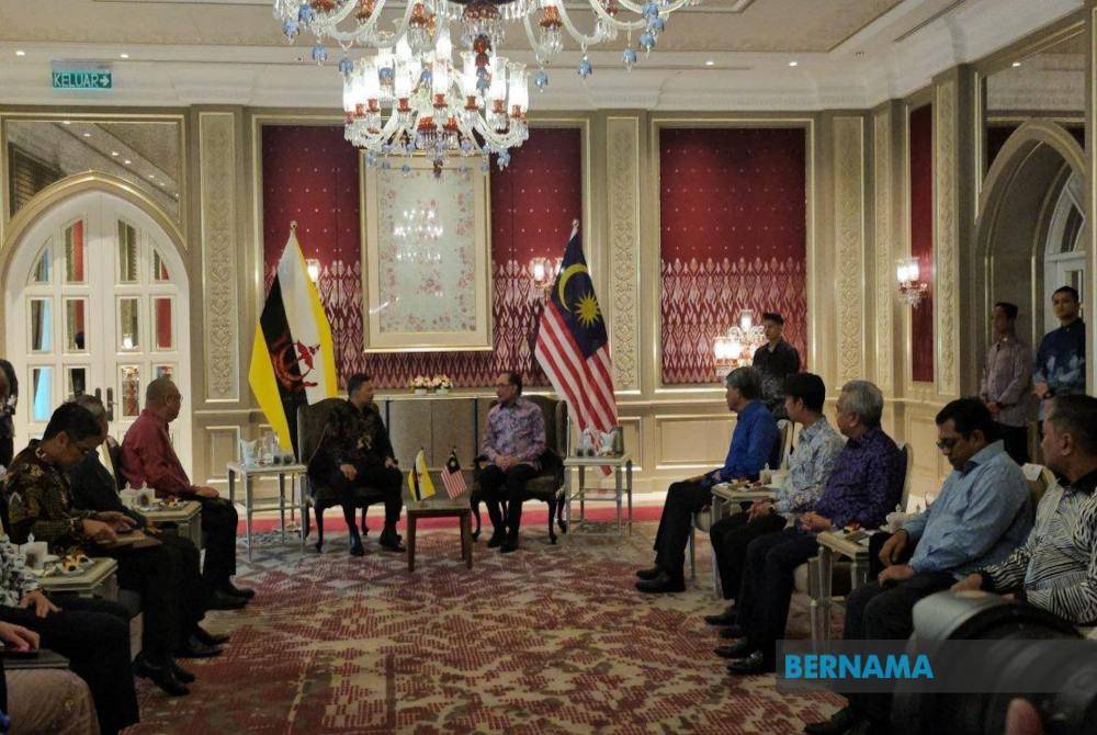 Anwar pada Ahad menerima kunjungan hormat Putera Mahkota Brunei, Pengiran Muda Mahkota Al-Muhtadee Billah Sultan Hassanal Bolkiah di Kompleks Seri Perdana. Foto Bernama