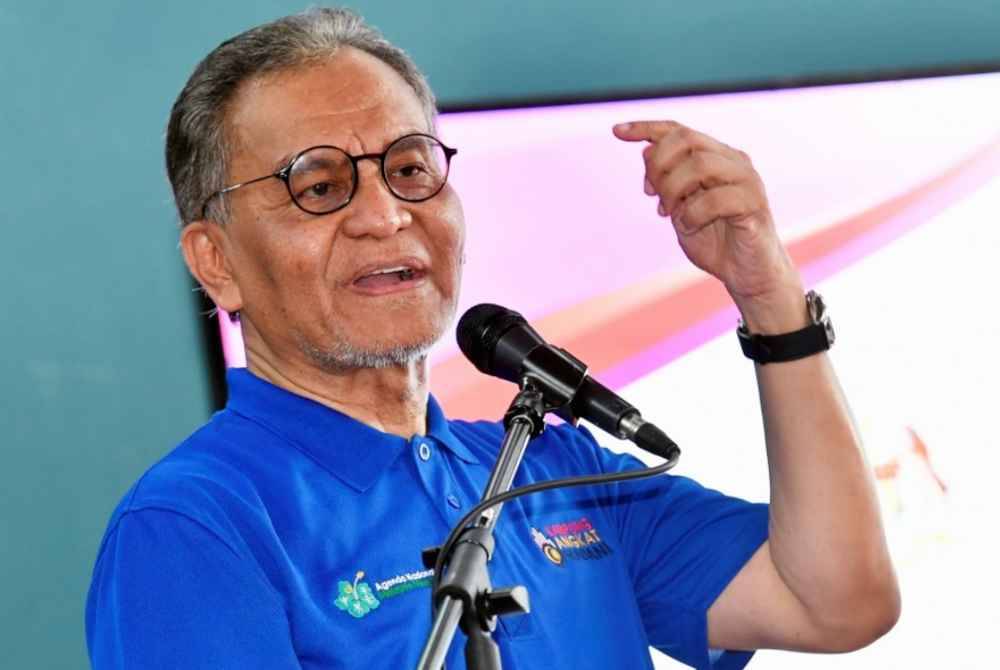 Menteri Kesihatan Datuk Seri Dr Dzulkefly Ahmad berucap pada Majlis Pelancaran Kampung Angkat Madanni Kementerian Kesihatan Malaysia di Dewan Orang Ramai Kampung Bukit Badong, Ijok Kuala Selangor pada Ahad. Foto Bernama