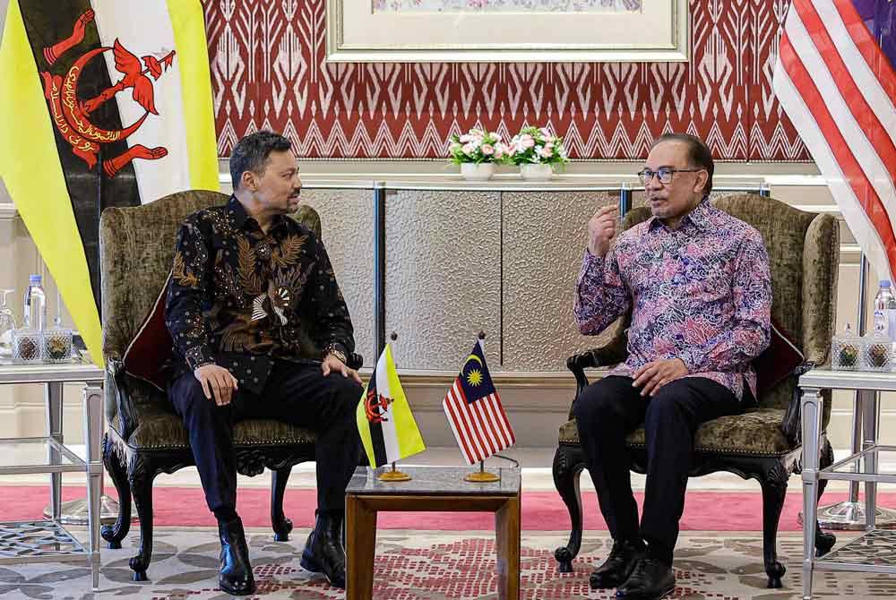 Anwar (kanan) hari ini menerima kunjungan hormat Putera Mahkota Brunei Pengiran Muda Mahkota Al-Muhtadee Billah Sultan Hassanal Bolkiah di Kompleks Seri Perdana pada Ahad. - Foto: Bernama