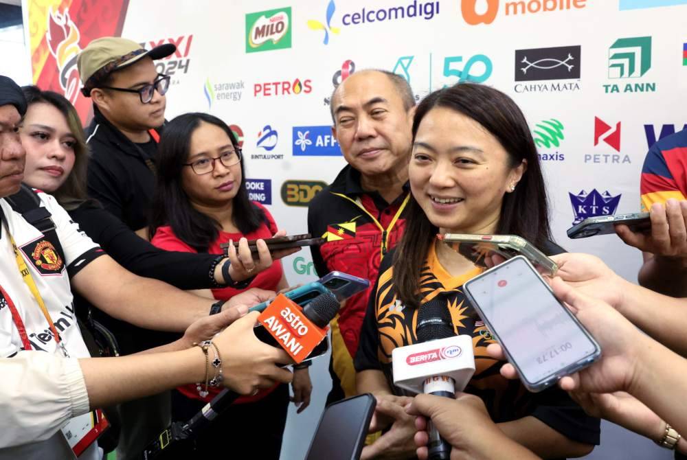 Hannah Yeoh (kanan) ditemui pemberita selepas melakukan lawatan ke venue sukan sempena Sukma Sarawak 2024 pada Ahad. Foto Bernama