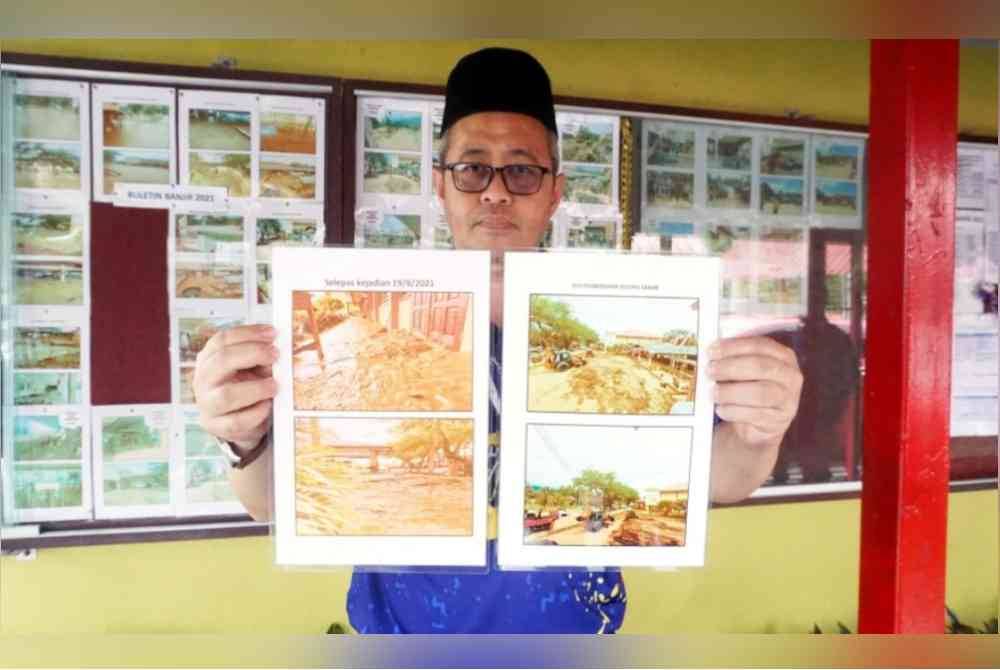 Ahmad Izham (kiri) menunjukkan gambar kejadian kepala air yang menjejaskan sekolah ditampal di sudut informasi sekolah berkenaan.