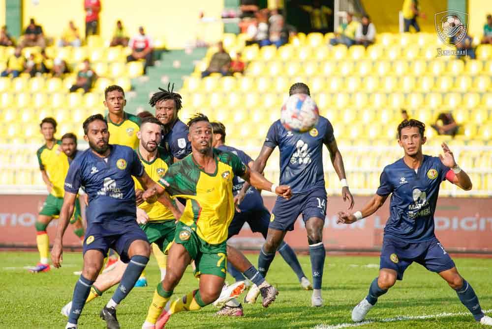 NS FC berjaya mengimbangi permainan dan mengikat KDA FC 2-2 sehingga tamat aksi Liga Super di Stadium Darul Aman pada Sabtu. Foto KDA FC