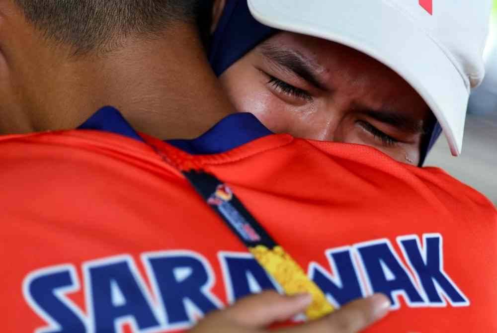 Dayang Nurulnuhaa Fasihah terharu selepas memenangi pingat emas petanque acara shooting wanita di Arena Petanque Santubong pada Ahad. Foto Bernama