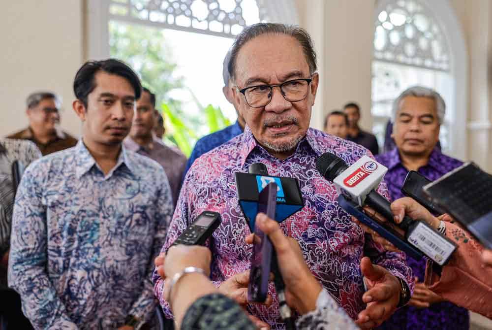 Anwar Ibrahim ketika ditemui pemberita selepas menerima kunjungan hormat Putera Mahkota Brunei Pengiran Muda Mahkota Al-Muhtadee Billah Sultan Hassanal Bolkiah di Kompleks Seri Perdana hari ini. - Foto: Bernama