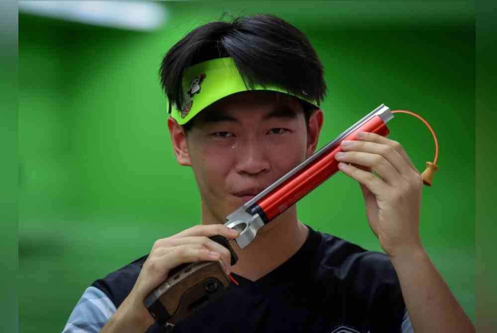 Cheah Zen Hong bergambar selepas berjaya mendapat pingat emas dalam acara 10 meter Air Pistol individu lelaki dan berpasukan pada temasya Sukma 2024 di Lapang Sasar Sarawak hari ini. - Foto: Bernama