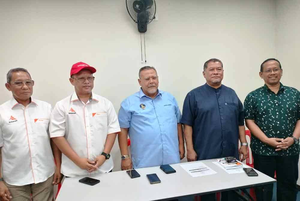 Aminolhuda ( tengah) pada sidang akhbar di Parit Yaani, Batu Pahat pada Ahad.