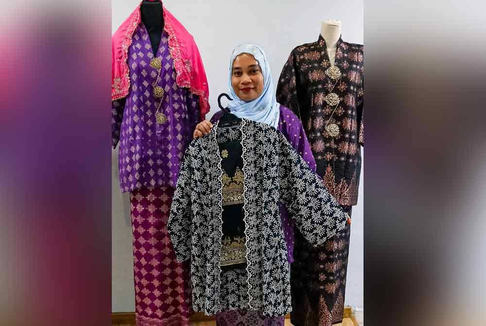 Azita menunjukkan Kebaya Setengah Tiang yang dipatenkan oleh kerajaan Negeri Sembilan sebagai pakaian warisan identiti negeri itu, baru-baru ini. Foto Bernama