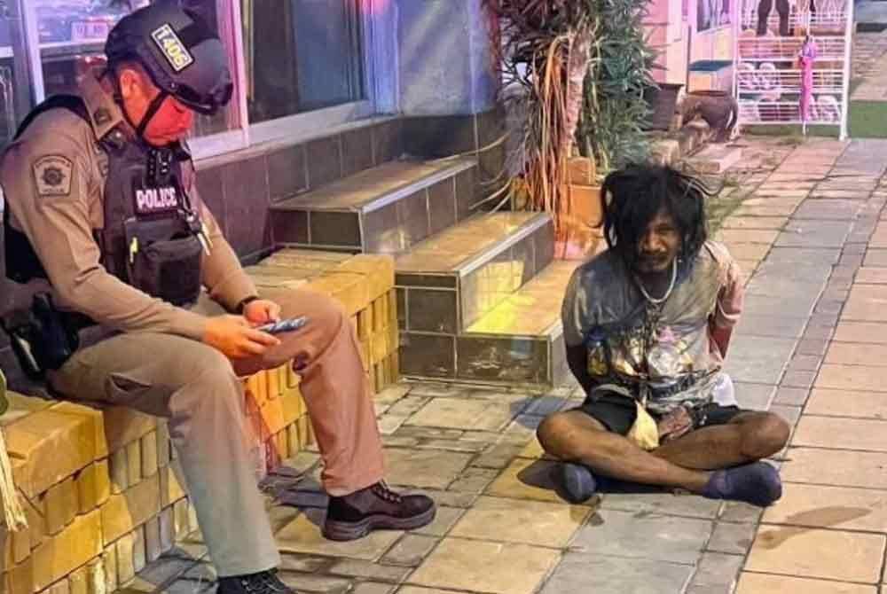 Seorang gelandangan ditahan polis selepas memukul ejen insuran di Pattaya, Thailand. - Agensi