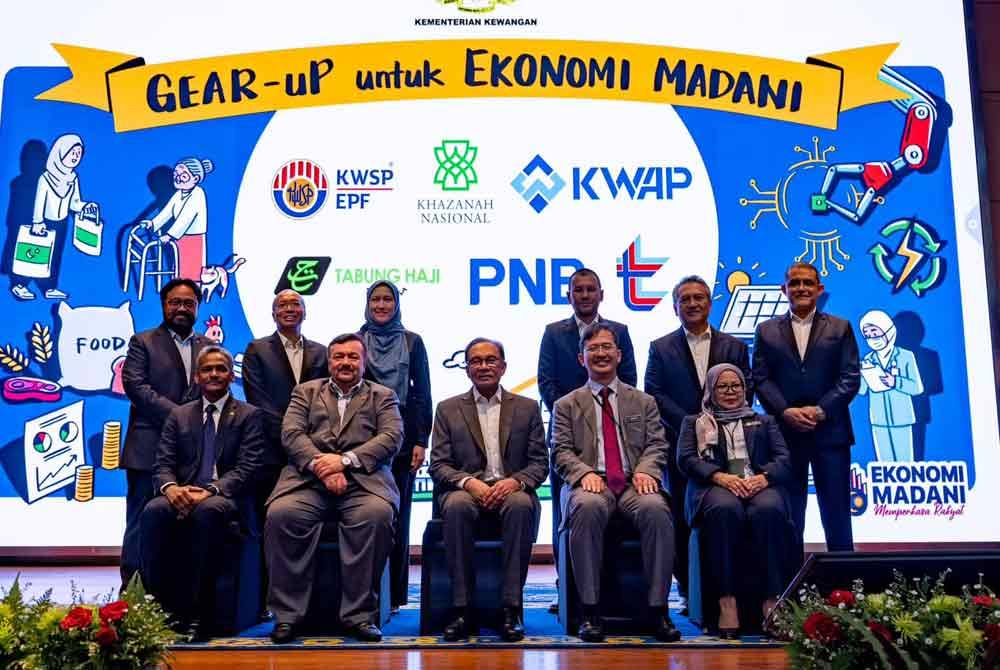 Perdana Menteri, Datuk Seri Anwar Ibrahim (duduk, tengah) ketika diberi taklimat mengenai program GEAR-uP yang menggabungkan syarikat GLIC untuk menggerakkan reformasi struktural Malaysia seperti didamba dalam kerangka Ekonomi Madani baru-baru ini.