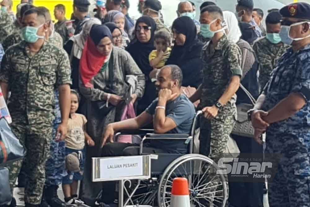 Ketibaan pesakit rakyat Palestin di Pangkalan Udara TUDM Subang pada Jumaat.