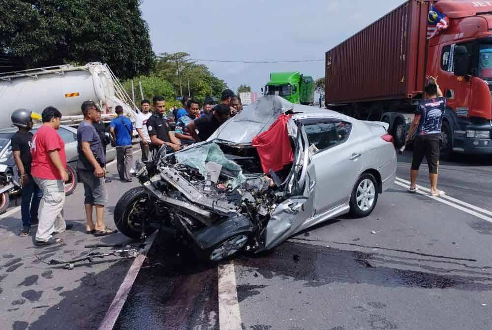 Kemalangan melibatkan sebuah kereta dan lori di KM 76, Jalan Johor Bahru – Air Hitam pada Ahad. Foto Bomba