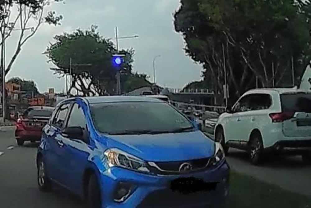 Kereta Perodua Myvi yang dipandu secara melawan arus dalam kejadian pada petang Sabtu di Jalan Masjid Negeri.