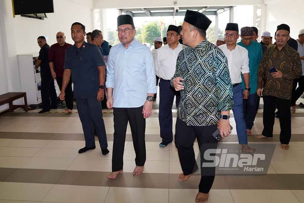 Anwar hadir menziarahi Allahyarham Rozaid di Masjid Putra Heights, Subang Jaya. Foto Sinar Harian/ Rosli Talib