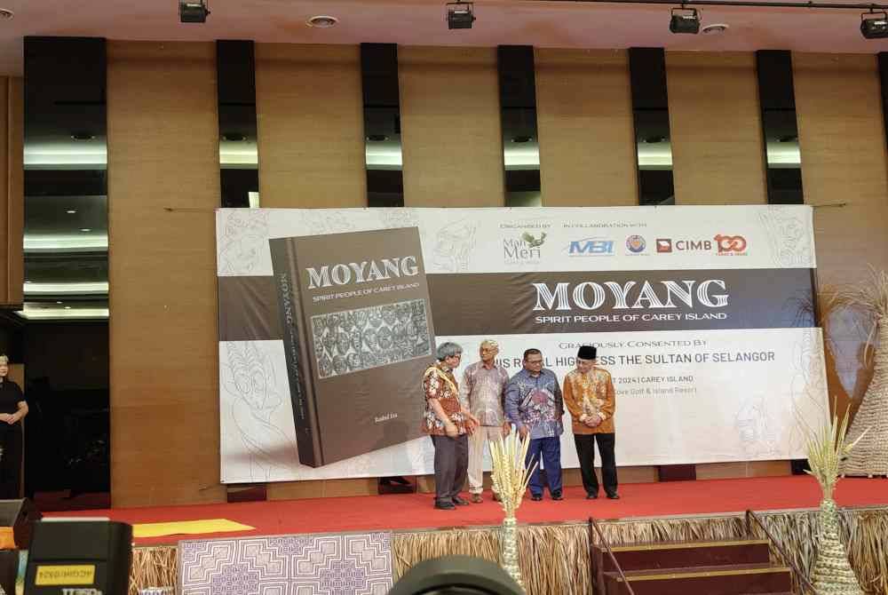 Sultan Selangor (kiri) melancarkan Buku Orang Asli Mah Meri bertajuk Moyang-Spirit of Carey Island di Amverton Cove, Golf & Island Resort Pulau Carey di sini pada Isnin.