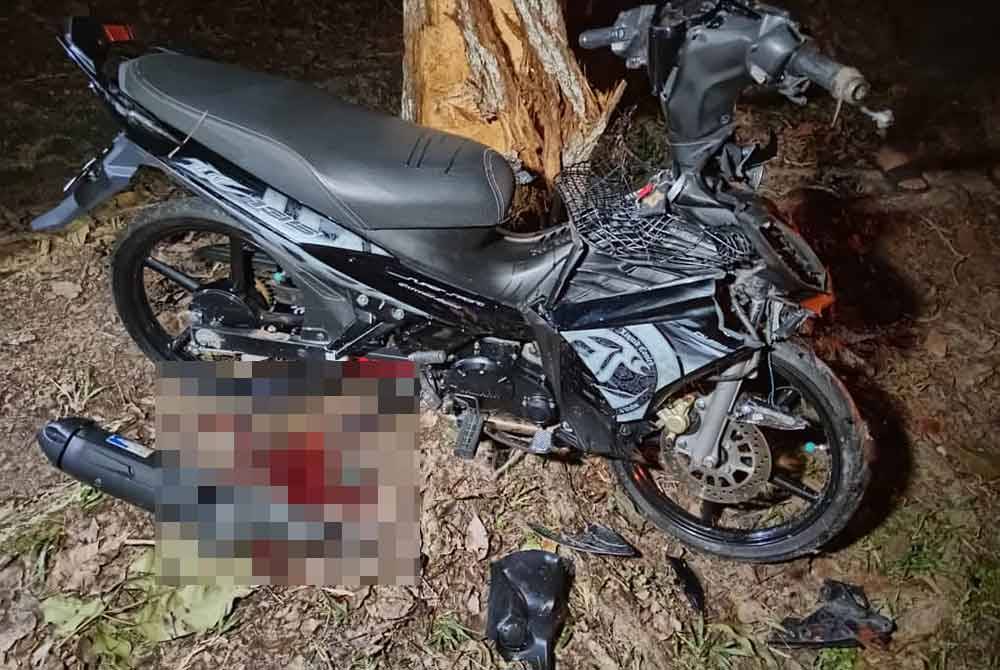 Motosikal yang terbabit dalam kemalangan di Jalan Dato&#039; Sri Amar, Bandar Tenggara, pada lewat malam Ahad. Foto IPD Kota Tinggi