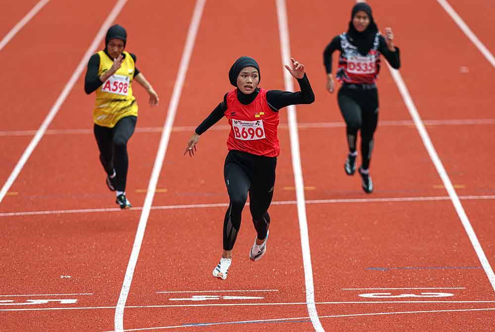 Nur Afrina Batrisyia (tengah) mengungguli acara 100m SUKMA Sarawak 2024 di Kuching pada Isnin. Foto Bernama